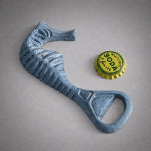 Abridor de Botellas Seahorse de Hierro Fundido, Diseño Costero Vintage, Agarre Fuerte, Acabado Duradero, Ideal para Decoración del Hogar, Bar, Cocina y Playa - Product Image 1
