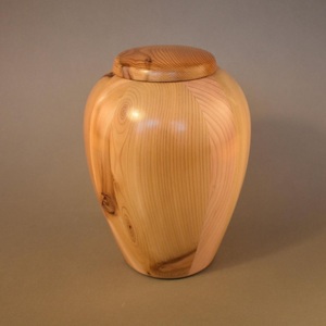 Urne funéraire en bois sur mesure, conçue avec de raffinés motifs en bois et une présentation extérieure élégante. - Product Image 2