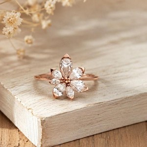 Bague de fiançailles en or massif 10K 14K 18K avec diamant de laboratoire taille poire certifié IGI 0,81 carat, couleur E, clarté VVS - Product Image 1
