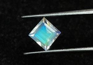 Pierre de lune arc-en-ciel de Madagascar naturelle facettée de 5 mm, taille carrée. - Product Image 2