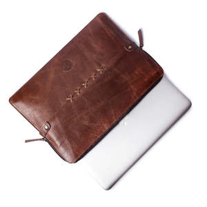 Housse pour ordinateur portable en cuir véritable, motif imprimé, personnalisable avec logo, pour voyages d'affaires, design élégant. - Product Image 2