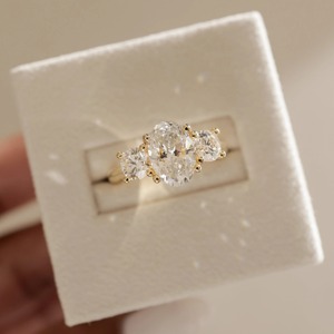 Anillo de compromiso de diamantes de corte ovalado, caro, de oro amarillo de 14k, estilo clásico, diamantes cultivados en laboratorio con certificación IGI - Product Image 3