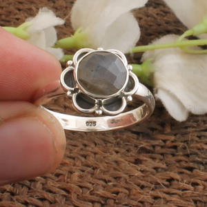 แหวนเงินแท้ 925 ประดับลาบราดอไรต์ทรงเหลี่ยมเจียระไนแบบบริลเลียนท์ งานแฮนด์เมด สไตล์โบโฮคลาสสิก เรียบหรู แหวนเดี่ยว รับรองโดยเจไพร์ สำหรับทั้งชายและหญิง - Product Image 3