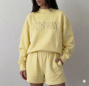 Ensemble court à col montant pour femme, design élégant, chaud et confortable, tissu doux au toucher, tenue de mode pour l'hiver - Product Image 1