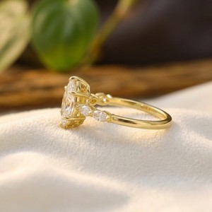 Anillo de Aniversario Chapado en Oro Amarillo con Seis Puntas y Diamante Marquise, Anillo de Compromiso Elegante con Moissanita, Regalo de Cumpleaños para Ella - Product Image 2