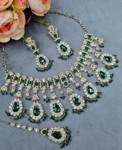 Parure de bijoux ethniques plaqués or antique avec collier, boucles d'oreilles et mangtika en pierre de cristal taille poire, pour occasions festives, vente en gros - Product Image 4