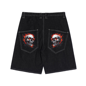 Shorts Bermuda en jean noir pour homme personnalisés avec poches à motif crâne flamboyant, design déchiré, style urbain, taille mi-haute, fermeture boutonnée, 100% coton - Product Image 2
