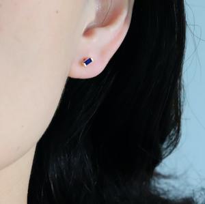 Pendientes Pequeños de Oro Rosa Sólido de 14K con Zafiro Azul Baguette, Joyería Minimalista y Delicada para Uso Diario o Bodas, Certificados por IGI - Product Image 4