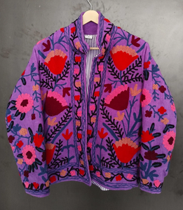 Impresionante Chaqueta Acolchada Reversible Suzani Bordada a Mano, Abrigo Boho Bordado en Morado, 100% Algodón Ecológico - Product Image 1