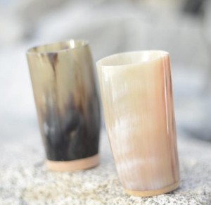 Verre à vin en corne de bœuf véritable de haute qualité, personnalisable, style Viking, poli, motif animal, religieux, écologique, pour eau et bière - Product Image 1