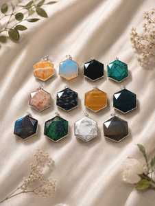 จี้คริสตัลหกเหลี่ยมและจี้พลอยจากแร่ธาตุหลากสีสัน - Product Image 1