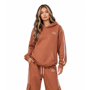 Ensemble survêtement deux pièces oversize streetwear pour femme avec logo personnalisé, poches cargo, coupe ample, rayures, mode, production en gros OEM - Product Image 4