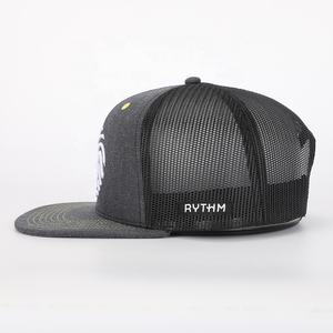 Gorra de camionero de algodón gris de 6 paneles con logotipo bordado personalizado de alta calidad al por mayor, gorra snapback de malla con visera plana deportiva OEM para hombre - Product Image 3