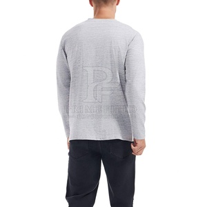 เสื้อยืดแขนยาวคอวีผู้ชาย Primefield สีเทา ผ้าคอตตอนเจอร์ซีย์ สวมใส่สบาย ระบายอากาศได้ดี เป็นมิตรกับสิ่งแวดล้อม ปรับแต่งได้ ทรงปกติ โลโก้ด้านหน้า - Product Image 6