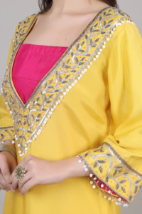 Elegante conjunto de kurta y pantalón para mujer, estilo diseñador, en colores amarillo y rosa, con adornos de cuentas y lentejuelas. - Product Image 6