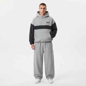 Survêtement gris à capuche pour homme, coupe ample, manches longues, avec blocs de couleur, logo frontal et poches latérales - Product Image 1