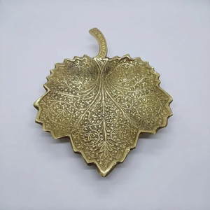 Plato Decorativo de Metal con Hojas Grabadas, Diseño Vintage para Exhibición en Cocina u Hogar - Product Image 3