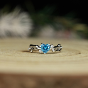 Bague de fiançailles classique en Alexandrite taille cœur, en argent sterling 925 plaqué platine, avec sertissage griffe certifié, inspirée de la nature - Product Image 2