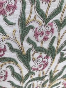 Tela de Algodón Estampada a Mano – Diseño Floral de Creeper sobre Base Natural |   Venta al por Mayor de Textiles Indios - Product Image 2