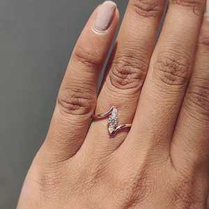 แหวนหมั้นมอสซาไนต์ทรงสามเม็ดทันสมัย ดีไซน์แบบบายพาส เงินแท้ 925 ทรงเหลี่ยมบริลเลียนต์และทรงหยดน้ำ ของขวัญวันครบรอบแต่งงาน - Product Image 6