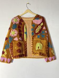 Chaqueta suzani hecha con amor en India, elaborada por artesanos locales en Jaipur, Rajasthan. - Product Image 2