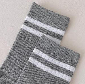 Chaussettes courtes pour hommes en Spandex/Coton tricotées unies, séchage rapide, respirantes, pour le sport estival, avec logo imprimé sur le bord en sérigraphie, noir et blanc - Product Image 4