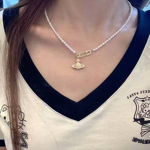 Collier ras du cou Saturn pour femme, tendance, avec pendentif diamant étincelant, perle et trombone, design planète, vente au détail et en gros - Product Image 4