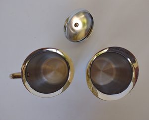Jarra de Crema para Café de Lujo con Acabado Metálico Elegante - Product Image 4