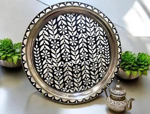 Bandeja Decorativa Redonda de Metal con Patrón Floral Grabado, Diseño Tradicional, Acabado Negro y Plateado, Pieza Única, Estilo Árabe Largo - Product Image 1