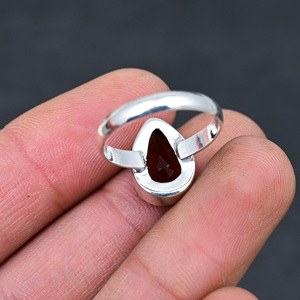 Anillo con Gema de Granate Corte Pera en Plata 925 con Engaste de Bisel, Estilo Minimalista, Unisex, para Uso Diario - Product Image 3
