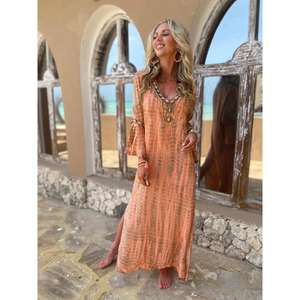 เดรสยาวผู้หญิงสไตล์โบฮีเมียนสีส้มลายมัดย้อม คอวี แขนบานทรงหลวม เหมาะสำหรับใส่ไปเที่ยวชายหาดหรือรีสอร์ท - Product Image 3