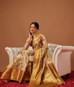 Sari en soie de moutarde Banarasi traditionnel KV avec tissu Zari et blouse non cousue pour les fêtes - Product Image 3