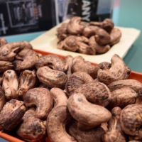Vietnamesische Gesalzene Geröstete Cashewnüsse Klasse WW320 Bio Premium-Qualität USDA-Zertifiziert für Exportmärkte OEM / ODM Service