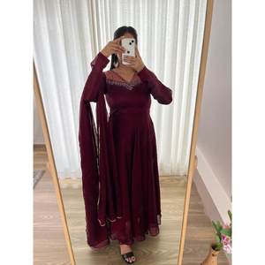 BATA DE TRABAJO DE SECUENCIA BORDADA GEORGETTE ATRACTIVA CON DUPATTA MAROON - Product Image 1