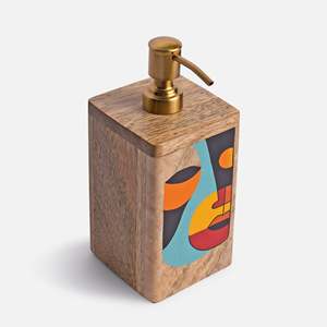 Juego de baño moderno de madera con dispensador de jabón y vaso con diseño de rostro abstracto sobre bandeja - Product Image 3