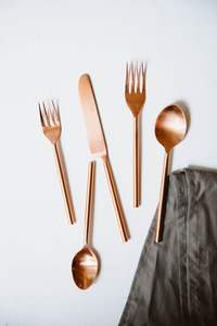 Ensemble de couverts de luxe minimaliste au design élégant et lisse pour des repas raffinés, des maisons modernes et une décoration de table haut de gamme. - Product Image 3