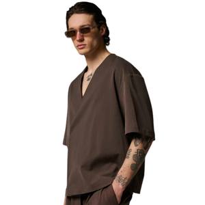 Chemise tissée élégante pour homme, manches courtes, col en V, style minimaliste, couleur marron unie, fabrication OEM, vente en gros, production en vrac - Product Image 4