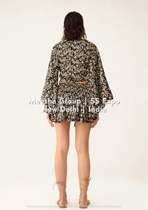 Ensemble deux pièces imprimé pour femme – Haut court à manches cloche et col en V à nouer avec mini-jupe – Assortiment - Product Image 2