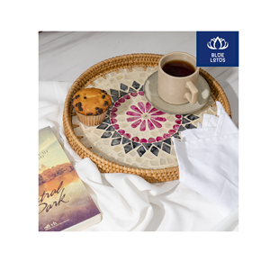 Bandeja de ratán ecológica con incrustaciones de conchas naturales, de alta calidad, segura y limpia, ideal para organizar el escritorio y decorar la mesa. Proveedor directo. - Product Image 1