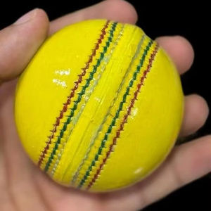 Pelota de Cricket de Cuero de Alta Calidad, Mejor Precio, Buena Calidad, Color Amarillo, Pelota Deportiva de Cricket, Pelotas de Cricket Duras Hechas en Pakistán - Product Image 1