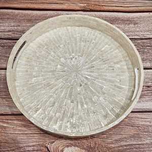 Plateau rond en nacre avec poignées, centre de table ottoman de style côtier, organisateur de coiffeuse pour parfums et décoration intérieure - Product Image 4