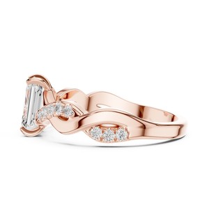 Bague Intelligente en Or Massif 14K avec Diamant de Laboratoire Taille Émeraude 1,5 Carat et Pierre Latérale Ronde, Design Unique et Élégant, Certifiée IGI - Product Image 3