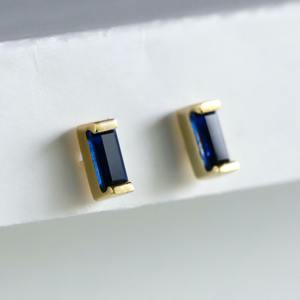 Pendientes Pequeños de Oro Rosa Sólido de 14K con Zafiro Azul Baguette, Joyería Minimalista y Delicada para Uso Diario o Bodas, Certificados por IGI - Product Image 6