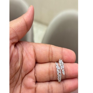 Bague en laiton plaqué argent de qualité supérieure avec zircon, style tendance pour femme, idéale pour les mariages et les soirées - Product Image 1