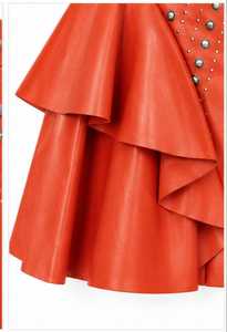Mini-jupe trapèze rouge en cuir pour femme avec rivets, style punk, couleur unie, finition brillante - Product Image 6