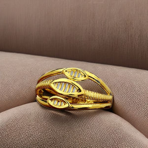 แหวนทองทรงวงรีแบบซ้อนชั้น |   ดีไซน์แถบตรงกลางแบบมีลาย |   ทองคำแท้สีเหลือง น้ำหนัก 2.760 กรัม ดีไซน์ทันสมัย - Product Image 2