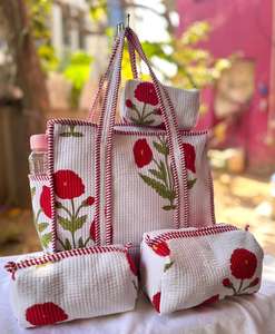 Bolsas de tela acolchada de algodón hechas a mano en India y combo de bolsas de mano, fáciles de transportar, lavables a mano y a máquina, bolsas de aseo. - Product Image 1