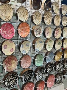 ชามเปลือกมะพร้าวทำมือพร้อมลายแกะสลักดอกไม้ทันสมัย เป็นมิตรกับสิ่งแวดล้อมและปลอดภัยสำหรับเครื่องล้างจาน เหมาะสำหรับเป็นของขวัญบนโต๊ะอาหาร 99GD - Product Image 1
