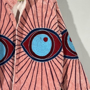 เสื้อแจ็คเก็ตปักลายตาแมวสีชมพูกำมะหยี่ – เสื้อโค้ทงานแฮนด์เมดสไตล์โบโฮสำหรับงานเทศกาล เสื้อคลุมดีไซน์ศิลปะ โดดเด่นไม่เหมือนใคร - Product Image 2