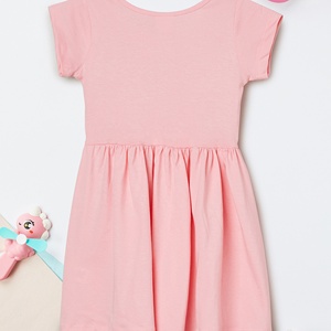 Nouvelle robe rose à imprimé graphique, coupe ajustée et évasée, col rond, manches courtes, longueur genou, ourlet évasé, vente en gros - Product Image 5